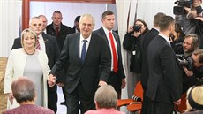 Do volební místnosti v Praze - Lužinách, kde volil Miloš Zeman, byli vpuštěni... Do volební místnosti v Praze - Lužinách, kde volil Miloš Zeman, byli vpuštěni...