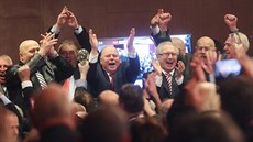 Příznivci Miloše Zemana oslavují volební úspěch ve druhém kole prezidentských... Příznivci Miloše Zemana oslavují volební úspěch ve druhém kole prezidentských...