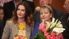 Ivana Zemanová s dcerou Kateinou ve volebním tábu Miloe Zemana. (27. ledna...