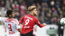 Lucas Höller z Freiburgu a Bernardo (vlevo) z RB Lipsko v utkání německé... Lucas Höller z Freiburgu a Bernardo (vlevo) z RB Lipsko v utkání německé...