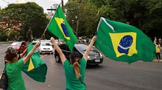 eny s brazilskými vlajkami oslavují rozhodnutí soudu, který poslal bývalého...