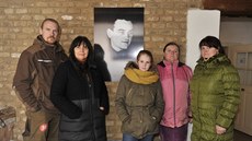 Synovec, neteře a praneteř Jana Kubiše před podobenkou slavného parašutisty v... Synovec, neteře a praneteř Jana Kubiše před podobenkou slavného parašutisty v...