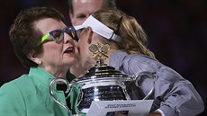 SLAVNÁ GRATULANTKA. Caroline Wozniacká s trofejí pro šampionku Australian Open... SLAVNÁ GRATULANTKA. Caroline Wozniacká s trofejí pro šampionku Australian Open...