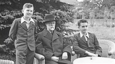 TGM a jeho vnuci. Starší Herbert (vpravo) a mladší Leonard (vlevo) často... TGM a jeho vnuci. Starší Herbert (vpravo) a mladší Leonard (vlevo) často...