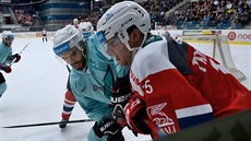 Pardubický Marek Trončinský (v popředí) v souboji s Michalem Vondrkou z... Pardubický Marek Trončinský (v popředí) v souboji s Michalem Vondrkou z...