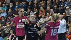 Mostecká házenkářka Veronika Šípová střílí na bránu Zalau. Mostecká házenkářka Veronika Šípová střílí na bránu Zalau.