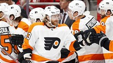 Jakub Voráček z Philadelphie přijímá od spoluhráčů gratulaci ke vstřeleném u... Jakub Voráček z Philadelphie přijímá od spoluhráčů gratulaci ke vstřeleném u...