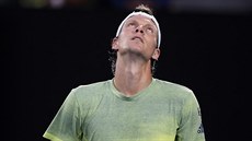 Tomá Berdych ve tvrtfinále Australian Open s Rogerem Federerem.