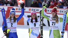Tři nejlepší ženy z kombinace v Lenzerheide: zleva druhá Italka Marta... Tři nejlepší ženy z kombinace v Lenzerheide: zleva druhá Italka Marta...