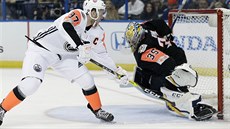 Connor McDavid z týmu Pacifické divize v šanci před brankářem Pekkou Rinnem z... Connor McDavid z týmu Pacifické divize v šanci před brankářem Pekkou Rinnem z...