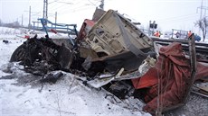 Vlak odhodil zdemolované nákladní auto do příkopu. Vlak odhodil zdemolované nákladní auto do příkopu.