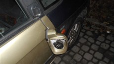 Trojice školáků zdemolovala v Olomouci zaparkované auto, mimo jiné ukopli... Trojice školáků zdemolovala v Olomouci zaparkované auto, mimo jiné ukopli...