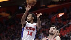 Ish Smith z Detroitu přihrává naslepo v zápase s Washingtonem, brání ho Tomáš... Ish Smith z Detroitu přihrává naslepo v zápase s Washingtonem, brání ho Tomáš...
