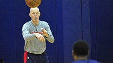 David Adkins, ředitel pro hráčský rozvoj ve Washington Wizards, během tréninku David Adkins, ředitel pro hráčský rozvoj ve Washington Wizards, během tréninku