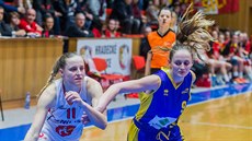 Kristýna Minarovičová (vlevo) z Hradce Králové uniká Adéle Grindlerové ze... Kristýna Minarovičová (vlevo) z Hradce Králové uniká Adéle Grindlerové ze...