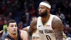 Zach LaVine (vlevo) z Chicaga přihrává kolem DeMarcuse Cousinse z New Orleans. Zach LaVine (vlevo) z Chicaga přihrává kolem DeMarcuse Cousinse z New Orleans.