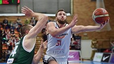 Martin Kříž (vpravo) z Nymburka směřuje ke koši Avellina kolem Kyryla Fesenka. Martin Kříž (vpravo) z Nymburka směřuje ke koši Avellina kolem Kyryla Fesenka.