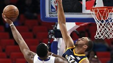 Andre Drummond (vlevo) z Detroitu zakončuje přes Rudyho Goberta z Utahu. Andre Drummond (vlevo) z Detroitu zakončuje přes Rudyho Goberta z Utahu.