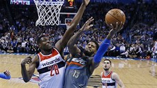 Paul George (v šedém) z Oklahoma City útočí na koš Washingtonu přes Iana... Paul George (v šedém) z Oklahoma City útočí na koš Washingtonu přes Iana...