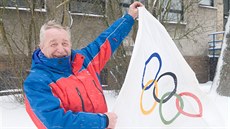 Olympionik František Halíř s vlajkou, kterou ukradl na hrách v Grenoblu 1968. Olympionik František Halíř s vlajkou, kterou ukradl na hrách v Grenoblu 1968.