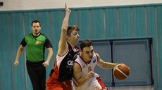 Nymburský rozehrávač Eduard Kotásek (vpravo) faulovaný Jonášem Zajíčkem z GBA. Nymburský rozehrávač Eduard Kotásek (vpravo) faulovaný Jonášem Zajíčkem z GBA.