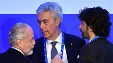 Aurelio De Laurentiis (vlevo), prezident fotbalové Neapole, a dva kandidáti na... Aurelio De Laurentiis (vlevo), prezident fotbalové Neapole, a dva kandidáti na...