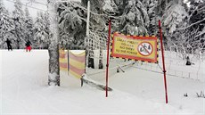 Vlekaři na Černé hoře instalovali podél sjezdovek sítě, pásky a cedule se... Vlekaři na Černé hoře instalovali podél sjezdovek sítě, pásky a cedule se...