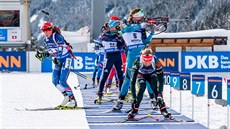Česká biatlonistka Veronika Vítková (s číslem 3) odjíždí ze střelnice během... Česká biatlonistka Veronika Vítková (s číslem 3) odjíždí ze střelnice během...
