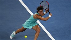 panlská tenistka Carla Suárezová Navarrová returnuje ve tvrtfinále...