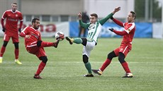 Dominik Mašek z Bohemians (v zeleném) mezi dvěma brněnskými protihráči ve... Dominik Mašek z Bohemians (v zeleném) mezi dvěma brněnskými protihráči ve...