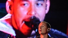 Chester Bennington a Mike Shinoda (na obrazovce) na koncertu Linkin Park v... Chester Bennington a Mike Shinoda (na obrazovce) na koncertu Linkin Park v...