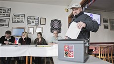 Zhruba stovka voličů v Hradčanech na Plzeňsku může ovlivnit to, zda na Hradě na... Zhruba stovka voličů v Hradčanech na Plzeňsku může ovlivnit to, zda na Hradě na...