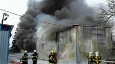 Hasiči zasahují v Tišnově, hoří tam skladovací hala. Hasiči zasahují v Tišnově, hoří tam skladovací hala.