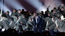 Kendrick Lamar a taneníci ve vojenských uniformách na pedávání edesátých cen...