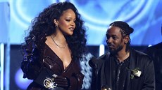Rihanna a Kendrick Lamar pebírají Grammy za nejlepí rapovou a zárove...
