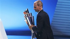 Prezident UEFA Alexander Čeferin přináší na pódium trofej pro vítěze Ligy národů Prezident UEFA Alexander Čeferin přináší na pódium trofej pro vítěze Ligy národů