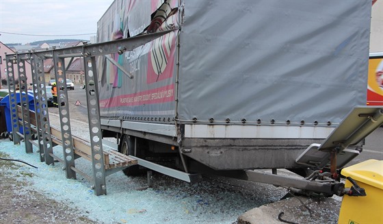 Uvolnný pívs z nákladního vozu vrazil v Rosicích do autobusové zastávky s...