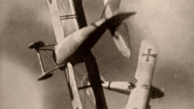 Falen fotografie leteckch souboj od W. D. Archera se dlouh desetilet objevovaly v mnoho knihch i asopisech jako autentick.