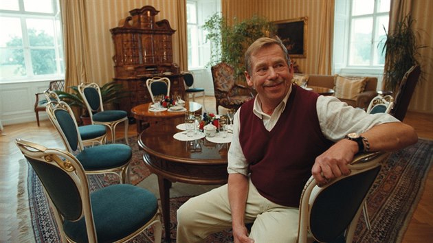 Vclav Havel spolen s manelkou Olgou Havel vrtil do Ln prvorepublikov styl. Sektorov nbytek a umakart musely ze zmku pry.