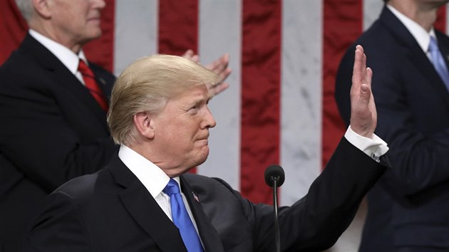 Donald Trump mv sv manelce Melanii pi pchodu do Kongresu (Washington, 11. jna 2017).