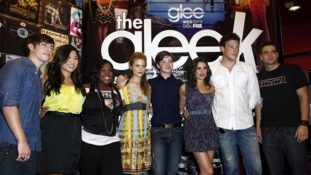 Herci ze serilu Glee: Kevin McHale, Jenna Ushkowitzov, Amber Riley, Dianna Agronov, Chris Colfer, Lea Michele, Cory Monteith, a Mark Salling (Los Angeles, 28. srpna 2009)