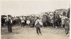 Indiáni z kmene Pueblo a další obyvatelé Nového Mexika na nedatovaném snímku. Indiáni z kmene Pueblo a další obyvatelé Nového Mexika na nedatovaném snímku.