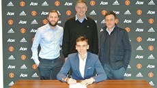 Branká Matj Ková ze Slovácka pi podpisu smlouvy s Manchesterem United. Do...