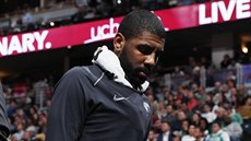 Kyrie Irving z Bostonu na lavičce během zápasu s Denverem. Kyrie Irving z Bostonu na lavičce během zápasu s Denverem.