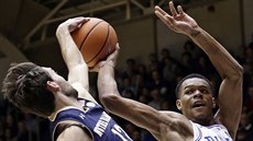 Trevon Duval (1) z Duke zablokovaný v zápase s Notre Dame. Zastavil ho Nikola... Trevon Duval (1) z Duke zablokovaný v zápase s Notre Dame. Zastavil ho Nikola...