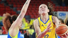 Anete Šteinbergaová (vpravo) z Castors Braine zakončuje kolem paže Amandy... Anete Šteinbergaová (vpravo) z Castors Braine zakončuje kolem paže Amandy...