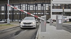 Parkoviště u bazénu na Slovanech v Plzni je zpoplatněné. Obyvatelé lokality tak... Parkoviště u bazénu na Slovanech v Plzni je zpoplatněné. Obyvatelé lokality tak...