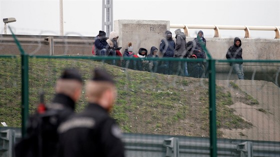 Migranti ve francouzském pístavním mst Calais (2. února 2018)