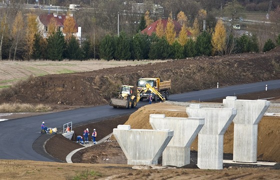 Stavba dálnice D8 u ehlovic v listopadu 2012 - mimoúrovové kíení komunikací.