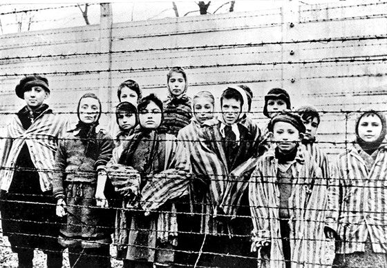 Dti v nacistickém koncentraním táboe u polské Osvtimi krátce po osvobození...